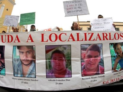 Familiares de los jóvenes desaparecidos durante una protesta en Veracruz.