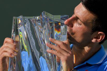 Djokovic besa el trofeo de Indian Wells.