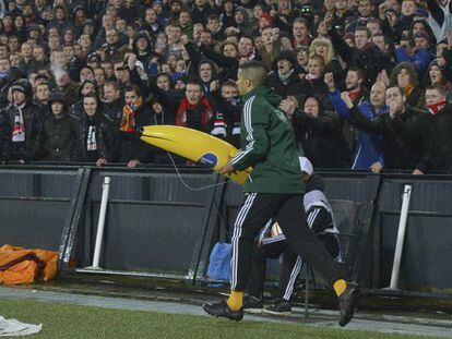 Un oficial de la UEFA retira el plátano de plastico lanzado en De Kuip.