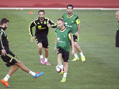 Piqu&eacute;, a la izquierda, en el entrenamiento de ayer con Iniesta, Juanfran, Cesc y Del Bosque