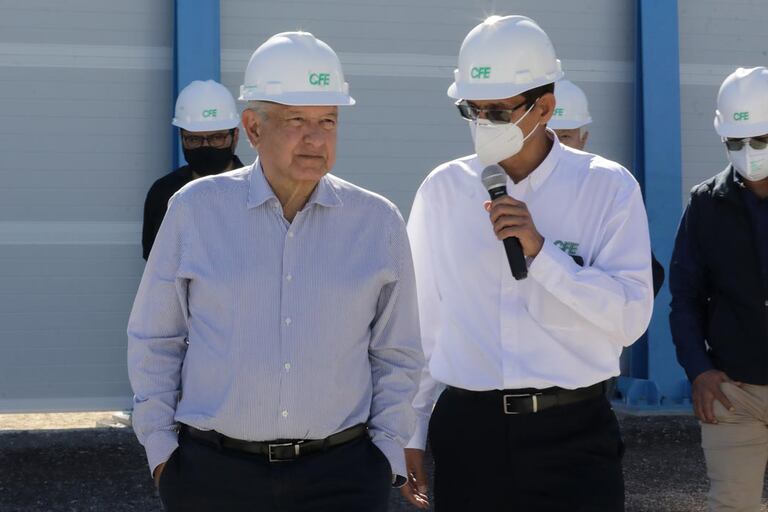 El presidente López Obrador (izquierda) durante un evento en Baja California en febrero.