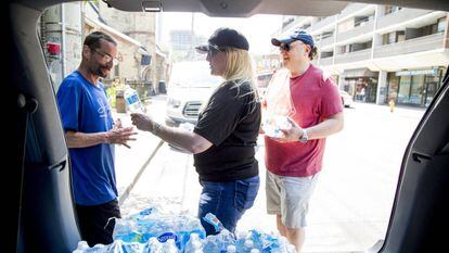 Una mujer reparte botellas de agua en Toronto el pasado 30 de junio durante la ola de calor que afectó al este Canadá.