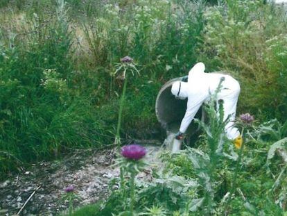 Agentes del Seprona realizan un muestro en un vertido ilegal de aguas fecales al río Manzanares en Getafe.