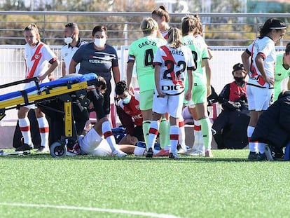 La jugadora del Rayo Camila Sáez, atendida el pasado domingo por los médicos del Athletic.
