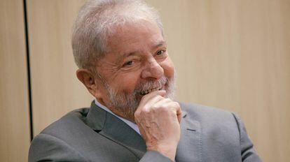 El expresidente brasileño Lula da Silva, en una sala de la cárcel de Curitiba en Brasil.