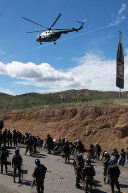 Policías en la Curva del diablo, en 2009