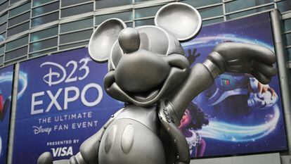 Una estatua de Mickey Mouse da la bienvenida a los asistentes a la conferencia D23, en Anaheim.