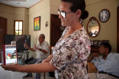 Isabel Vargas-Cascante, de 65 años, muestra las imágenes que grabó durante una de las recuperaciones violentas llevadas a cabo contra su familia por seguidores de Sergio Rojas. 