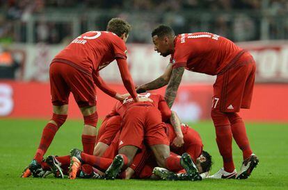 Xabi Alonso, sepultado por sus compañeros, tras el gol que marcó al Darmstadt durante el partido de Copa del Bayern.