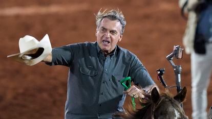 El presidente brasileño, Jair Bolsonaro, monta un caballo durante una feria ganadera en agosto.