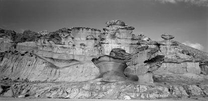 Las fotografías de Zabalza transmiten sensaciones como la soledad, el silencio, circunstancias que el autor valora "porque son escasísimas". En la imagen, formaciones de arenisca en Bolnuevo (Murcia), en 2003.