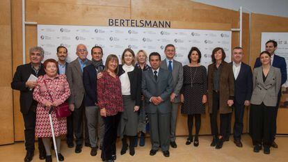 M&eacute;dicos y pacientes de la Cl&iacute;nica Universidad de Navarra junto a escritores de &#039;Vivir a pulso&#039;, en la presentaci&oacute;n del libro.