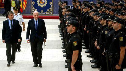 El ministro en funciones, Jorge Fernández Díaz, y el director general de la Policía, Ignacio Cosidó, en un acto del Cuerpo Nacional de Policía.