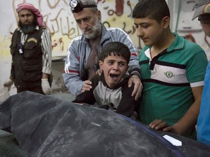 Los intensos combates en la ciudad siria de Alepo (norte), donde este miércoles un hospital fue destruido, suponen un "grave riesgo" para millones de personas, advirtió hoy el Comité Internacional de la Cruz Roja (CICR). En la imagen, un niño llora junto al cadáver de un familiar tras un bombardeo en un barrio de Alepo, el 27 de abril de 2016.