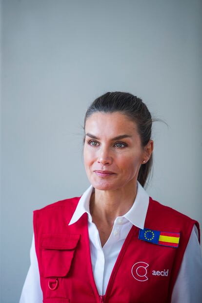 La Reina, con el chaleco de la Cooperación Española, en Mauritania.