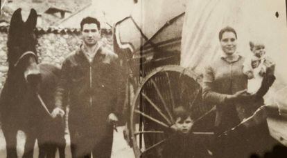 Eleuterio Sánchez posa frente a su mujer e hijos frente a su carro valenciano.