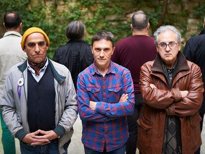 Peio, Mikel, Jesús, y, de espaldas, otros cuatro miembros de la Asociación de Víctimas de Abusos en Centros Religiosos de Navarra, en 2019.