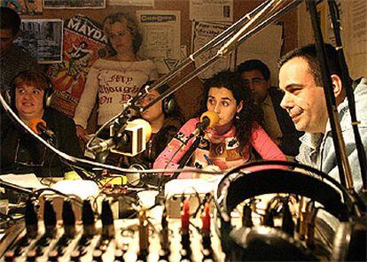 Un grupo de enfermos mentales emite un programa radiofónico en la sede de Radio Contrabanda, en Barcelona.