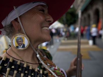 Una simpatizante de Andrés Manuel López Obrador lleva unos pendientes con la imagen del candidato a la presidencia de México.