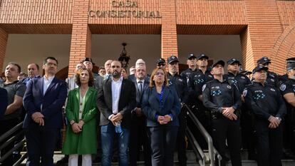 Minuto de silencio que el Ayuntamiento de Argamasilla de Calatrava ha convocado este jueves para que los vecinos expresen sus condolencias a las familias afectadas por el tiroteo registrado este miércoles en la localidad manchega.