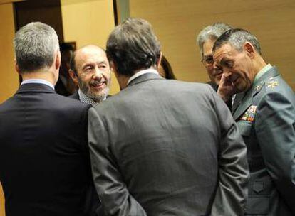 El ministro Alfredo Pérez Rubalcaba habla con la cúpula de Interior y de la Guardia Civil.