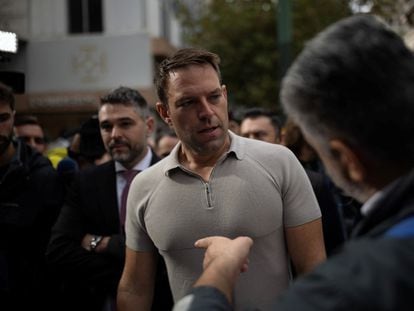 El líder del partido izquierdista Syriza, Estéfanos Kasselakis, asistía a una manifestación de trabajadores autónomos griegos que protestaban contra las nuevas políticas fiscales en Atenas, el pasado 22 de noviembre.