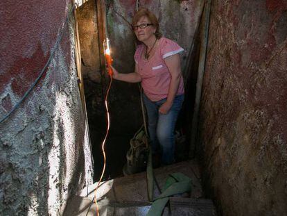 María Horcajada enseña su sótano, inundado desde hace años.