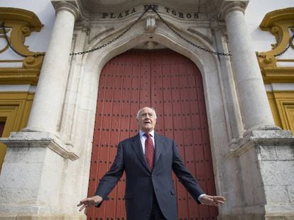 Ramón Valencia, ante la Puerta del Príncipe de la Maestranza de Sevilla.