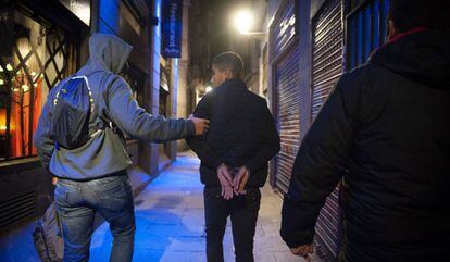 Un grupo de 'mossos' de paisano detiene a un joven en Barcelona.