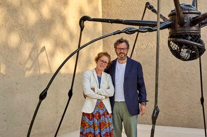 Los galeristas suizos Manuela e Iwan Wirth posan junto a la escultura 'Spider' (1994), de Bourgeois, en la entrada del nuevo centro de arte de Hauser & Wirth en Menorca.