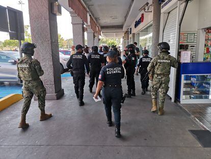 Elementos de la Guardia Nacional y de la policía estatal, recorren las calles de Colima