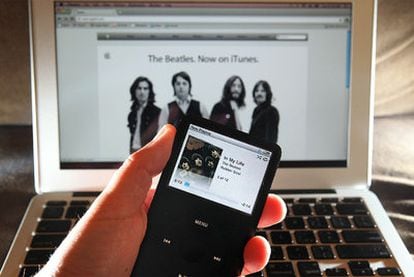 Un usuario utiliza su iPod para reproducir una canción de los Beatles tras descargársela de la tienda digital iTunes.