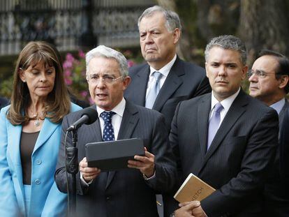 El presidente electo de Colombia, Iván Duque, junto al exmandatario Álvaro Uribe y la vicepresidenta Marta Lucía Ramírez. 