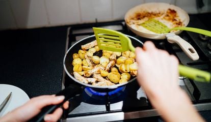 Los sartenes, las ollas y los utensilios conforman el menaje indispensable en cualquier cocina.