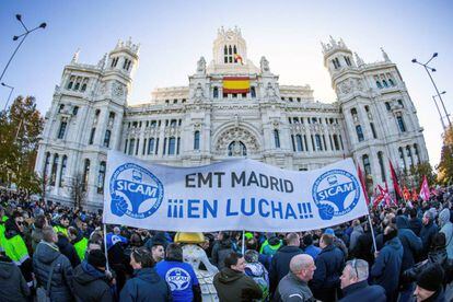 Concentración de empleados de la EMT, esta mañana delante del Ayuntamiento de Madrid.