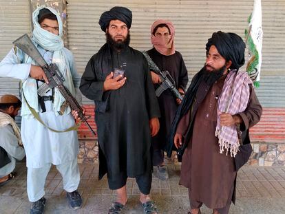 Combatientes talibanes patrullan dentro de la ciudad de Farah, al suroeste de Kabul (Afganistán) el 11 de agosto.