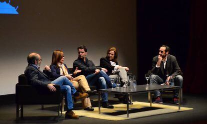 Los participantes en la mesa 'El mal'. A la derecha, el alma máter del festival, Carlos Bassas.