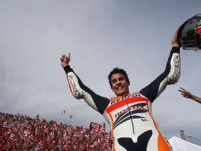 Marc Márquez celebra su primer título mundial de MotoGP en 2013, en el Circuit Ricardo Tormo de Valencia.