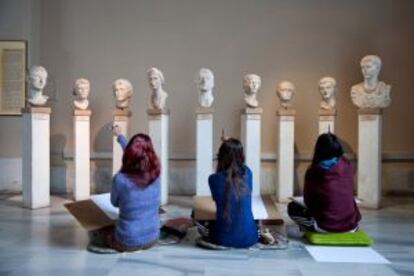 Visita escolar a un museo arqueológico.
