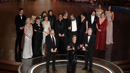 Emma Thomas y Charles Roven, productores, junto con Christopher Nolan y otros integrantes del equipo detrás de 'Oppenheimer' reciben el premio a mejor película.