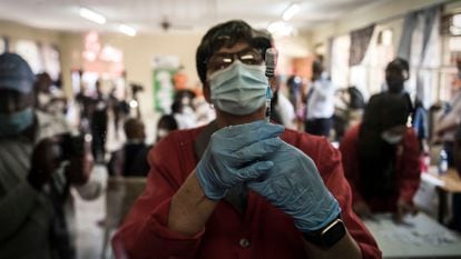 Un practicante prepara la vacuna de Johnson & Johnson contra la covid-19 en un centro de salud público en Klerksdorp, Sudáfrica, el 21 de febrero de 2021.