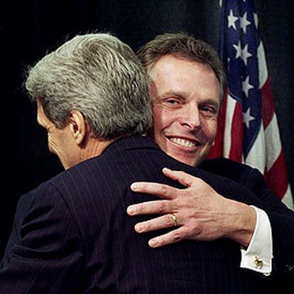 Terry McAuliffe abraza a John Kerry (de espaldas) en Washington en marzo de 2003.