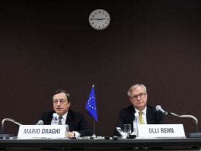 Mario Draghi, presidente del Banco Central Europeo, y Olli Rehn, comisario europeo de Asuntos Económicos, en una rueda de prensa en Tokio durante la reunión del FMI