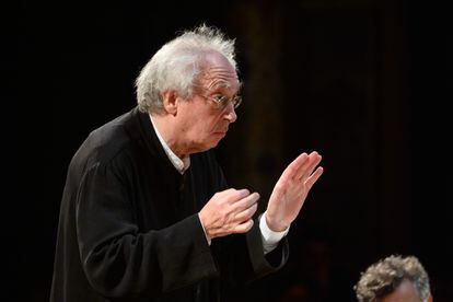 Philippe Herreweghe dirigiendo al Collegium Vocale Gent, en el Palau de la Música Catalana, en diciembre de 2022.