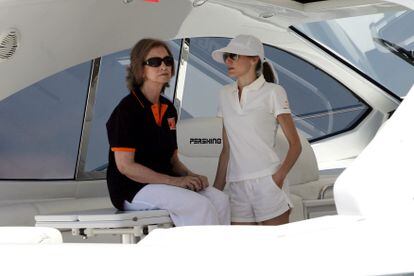 Doña Sofía y la entonces princesa Leticia, a bordo de 'La SOMNI' en aguas baleares en el verano de 2008.


