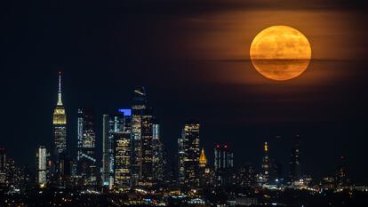 La luna llena en el cielo de Manhattan, en la ciudad de Nueva York (Estados Unidos).