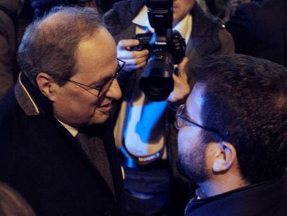 El 'president' Quim Torra (izquierda) habla con el vicepresidente, Pere Aragonès, en una imagen de archivo.