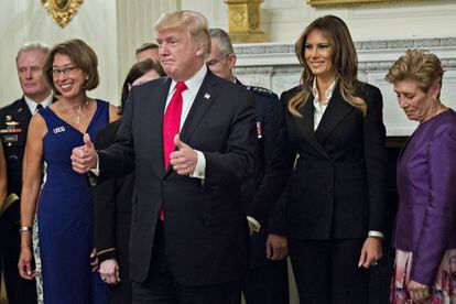El presidente de los Estados Unidos, Donald J. Trump, posa junto a la primera dama, Melania Trump, para una fotograf&iacute;a oficial con altos l&iacute;deres militares y sus esposas en la Sala Azul de la Casa Blanca.
