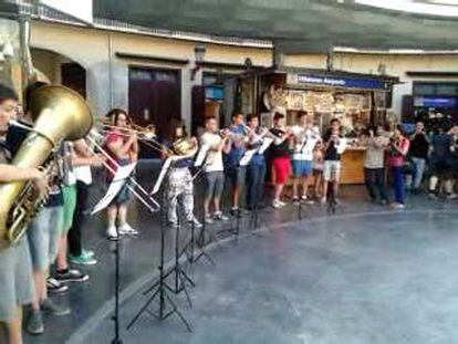Músicos de Moncada toman el centro de Valencia para promocionar su festival