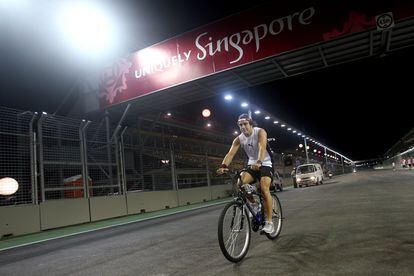 Fernando Alonso, en bici en el circuito de Singapur.